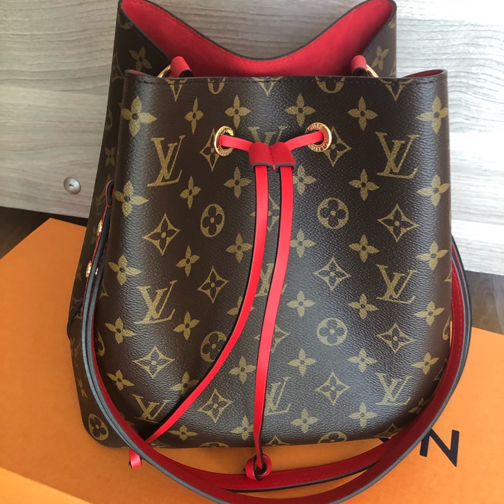 LV NEO NOE handbag. Like new with all the bags.